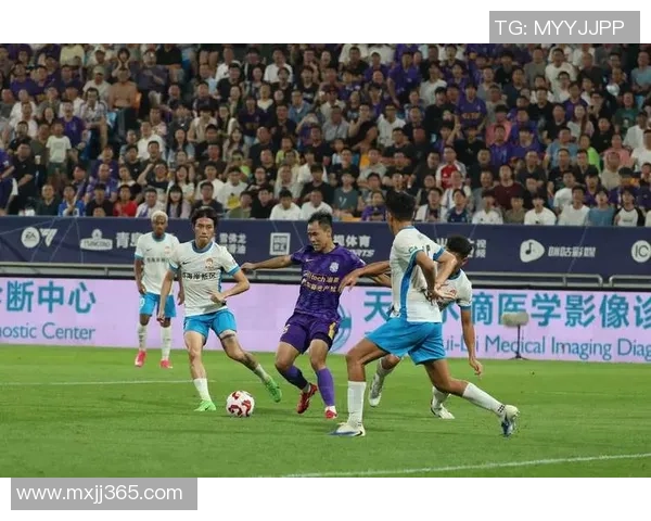 中国足球星光大赛点亮绿茵场 热血拼搏展现新一代足球力量